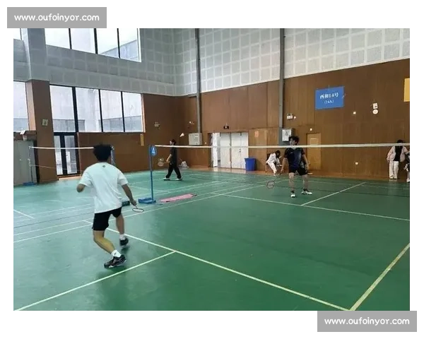 羽毛球赛场上激情四溢 短短几分秒间的速度与力量碰撞 羽毛球赛场上激情四溢 短短几分秒间的速度与力量碰撞